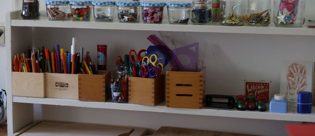 Ein Regal mit Bastelmaterial.