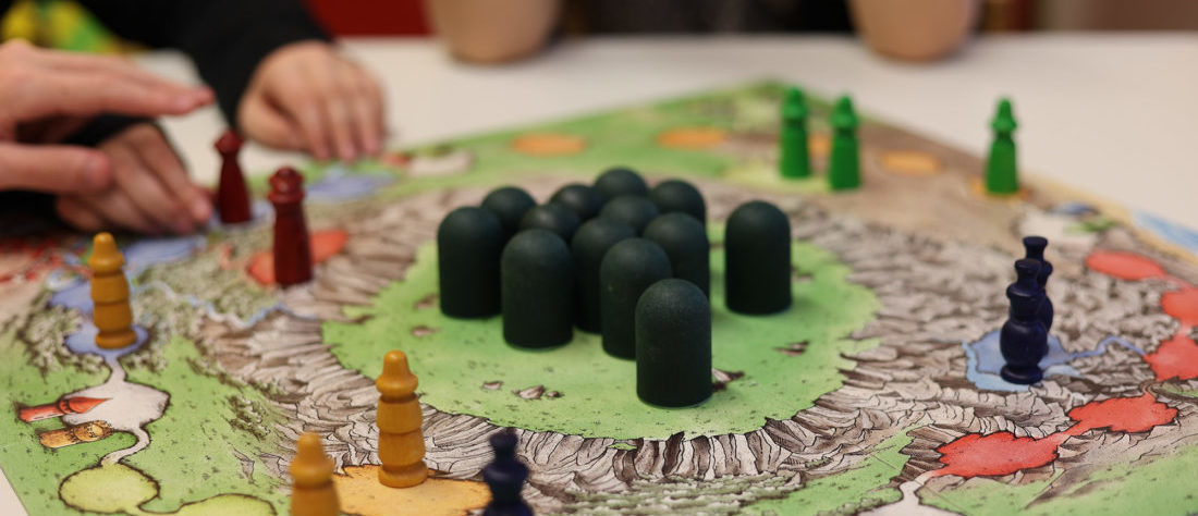 Ein Spiel mit vielen bunten Holzfiguren, die in verschiedenen Formen und Farben angeordnet sind.