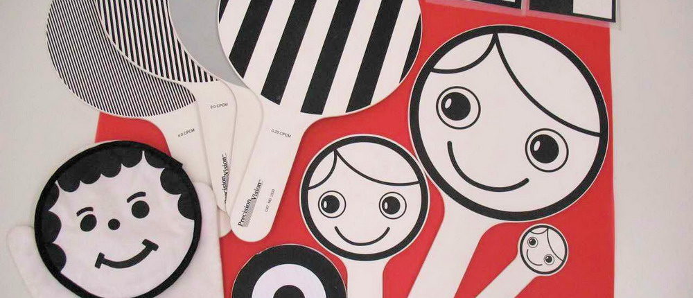 Diagnostikmaterial Verschiedene Diagnostikmaterialien mit Linien, Gesichtern und Karos in Schwarz-Weiß.