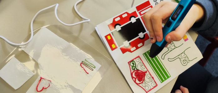 Filapen Ein Tisch mit einem Kind, dass mit einem Filapen Herzen zeichnet