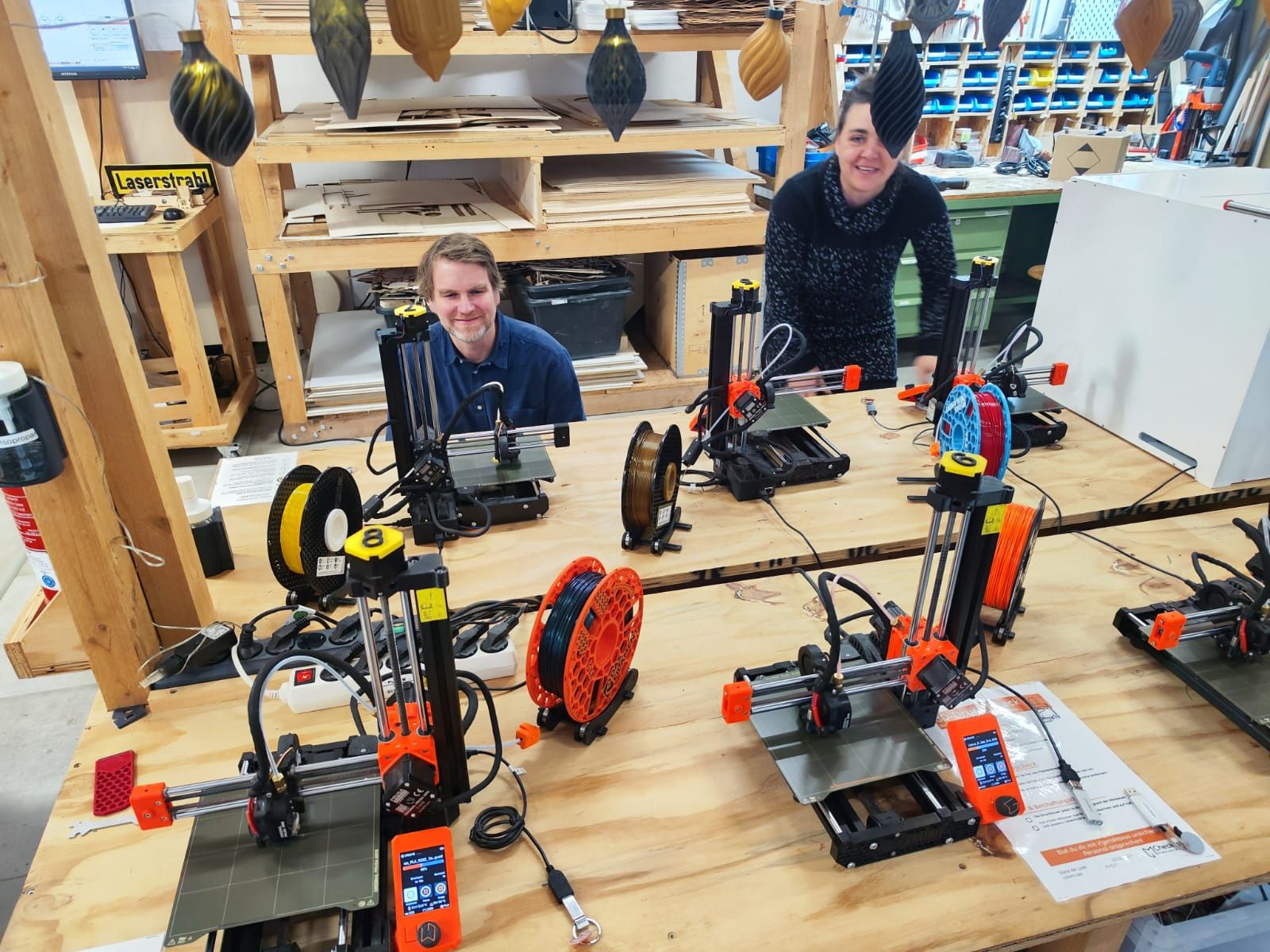 Team vom Makerspace an 3D-Druckern.
