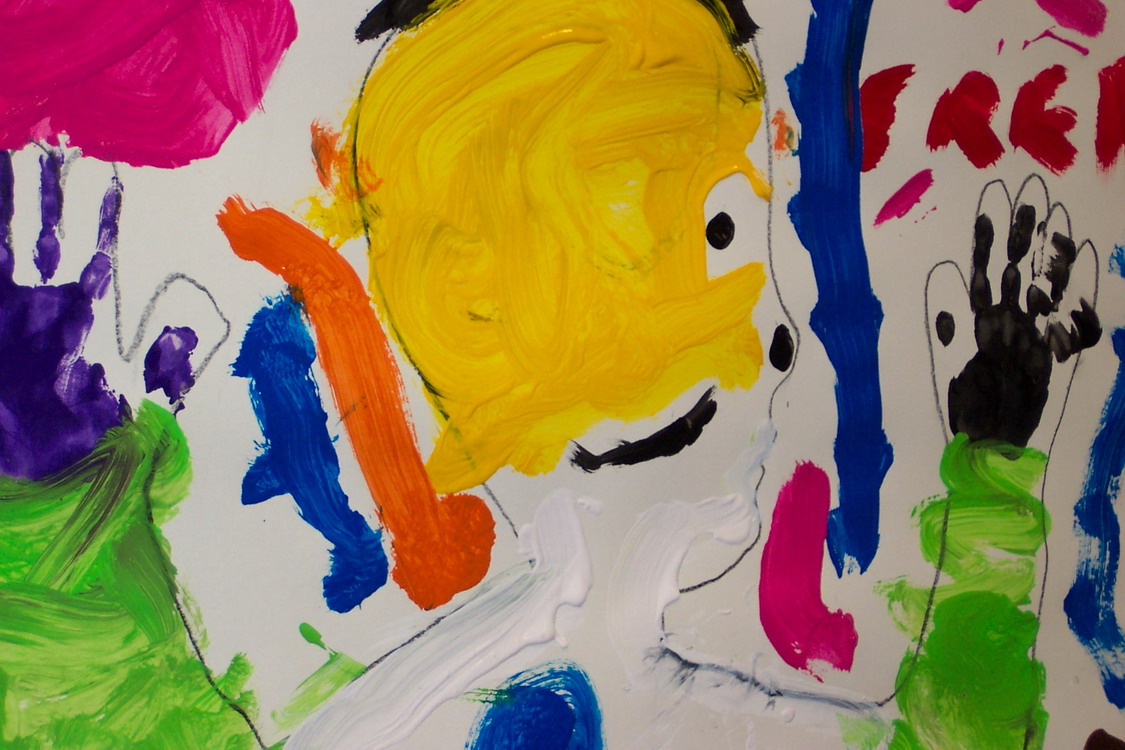 Eine bunte mit Fingerfarben aufgemalte Figur.Figur 