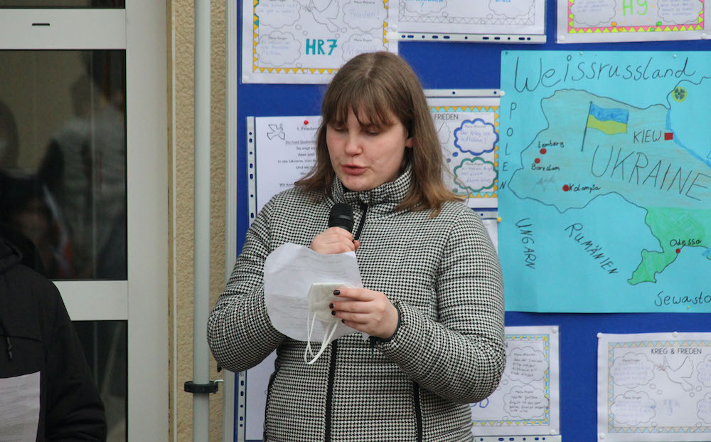 Eine Schülerin liest etwas vor.