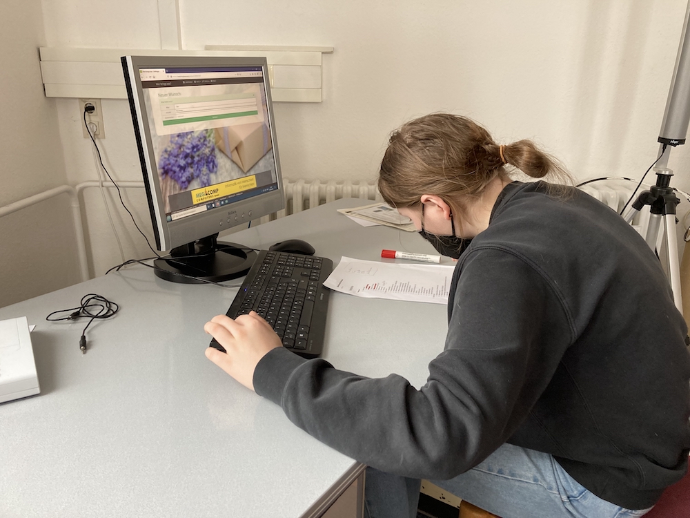 Eine Schülerin arbeitet an einem Computer.